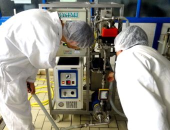 Un professeur montre comment utiliser un pilote industriel à un étudiant, lycée Paul Eluard/Vauquelin (photo A.Gaudin)