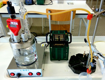 Utilisation d'un bior&eacute;acteur de laboratoire, lyc&eacute;e Paul Eluard de St-Denis (photo A.Gaudin)