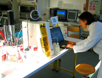 Utilisation d'un bior&eacute;acteur de laboratoire, lyc&eacute;e Paul Eluard de St-Denis (photo A.Gaudin)